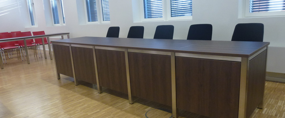 Anwaltstisch Sitzungssaal