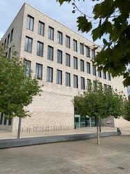 Gebäude mit Eingang Gebäude mit Eingang